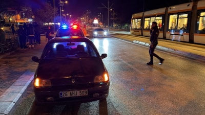 Eskişehir'de otomobil, tramvay yoluna girdi: Çevredekiler kurtardı