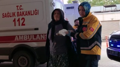 Bursa'da merdaneli ütüye sıkışan elleri yandı