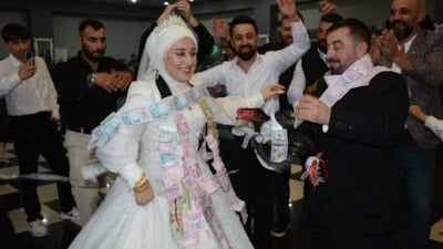 Artvin'de damada Tayland'dan getirilen canlı tavuk ve horoz hediye edildi