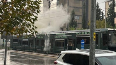 Gaziantep'te yüzlerce yolcuyu taşıyan tramvaya yıldırım isabet etti