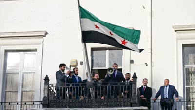 İngiltere'de Suriye bayrağı göndere çekildi