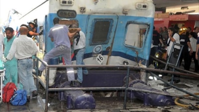 Arjantin'de feci kaza: Yolcu treni raydan çıktı