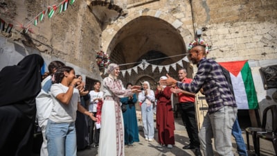 Gazze'de öğrenciler, lise bitirme sınavı sonuçlarını yıkıntılar arasında kutladı