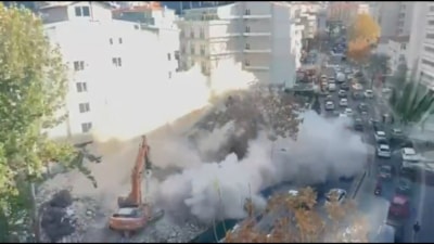 Ankara'da kontrollü yıkım esnasında bina araçların üzerine çöktü