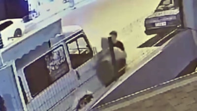 Antalya'da kaldırımda yürüyen kadını darbedip, kesici aletle yaraladı