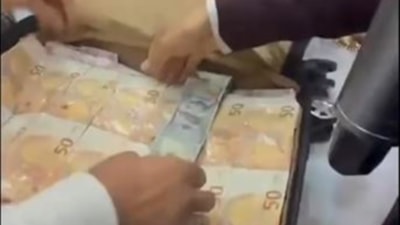 Mardin'de düğünde gelin ve damada paradan yelek giydirip, taç taktılar