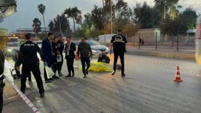 Adana'da yolun karşısına geçmek isteyen yaşlı adama kamyon çarptı