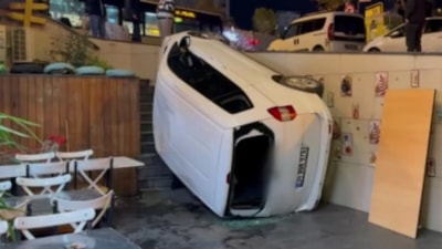 Beylikdüzü'nde el freni çekilmeyen araç, kafenin bahçesine düştü