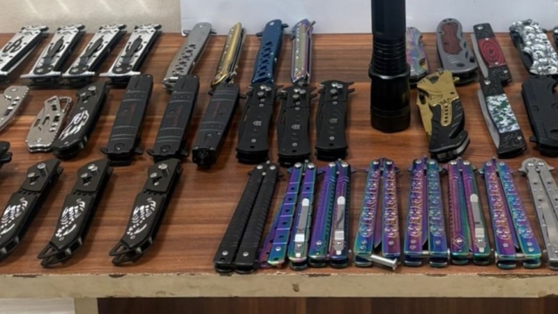 Kocaeli'de 2 çocuğun üzerinde 52 kesici alet ele geçirildi