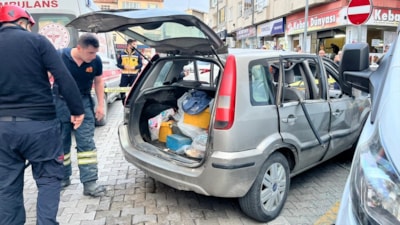 Aksaray'da otomobildeki piknik tüpü bomba gibi patladı