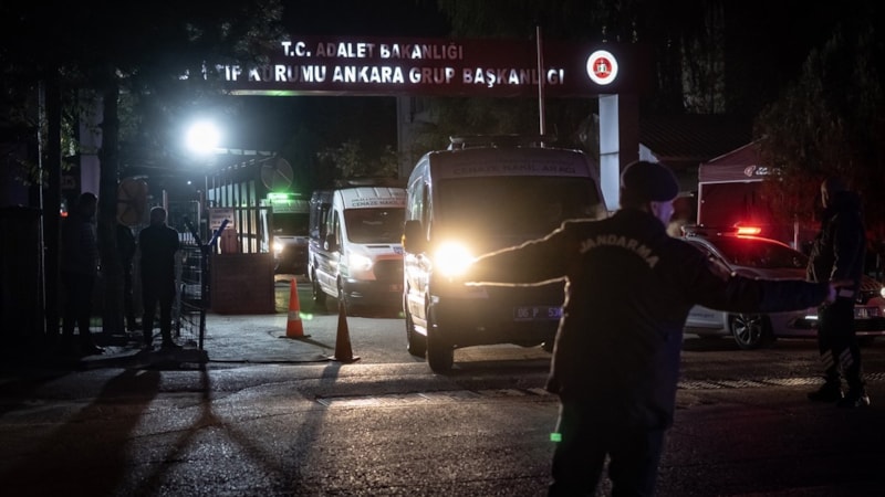 Uçak kazasında şehit olan askerlerin naaşları tören alanına götürüldü