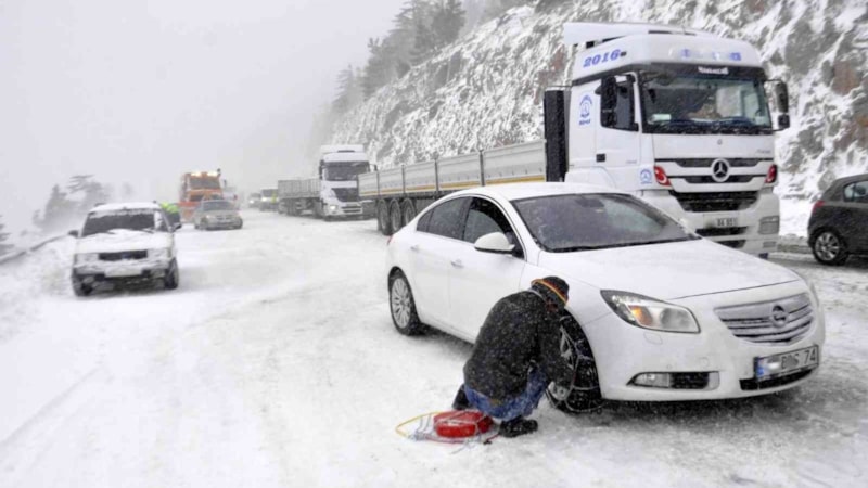 Direksiyona geçmeden iki kere düşünün: İşte karlı yollarda dikkat etmeniz gerekenler