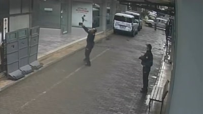 Manisa'da binadan düşen kediyi polisin hızlı hamlesi kurtardı