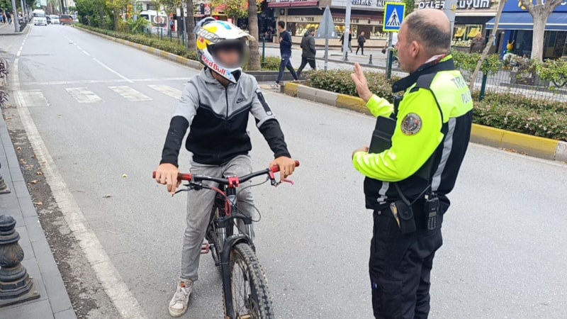 Antalya'da polisten trafikte tehlikeli hareketler yapan bisikletliye nasihat