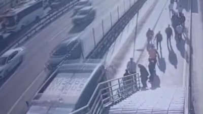 İstanbul'da metrobüs engelli yolcuya çarptı