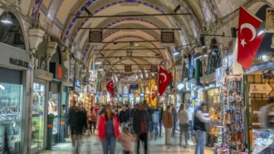 Cuma vaktinde alışveriş yapmak haram mıdır?