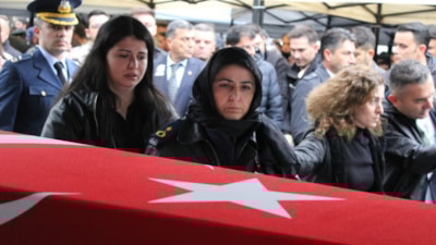 Şehit Hava Pilot binbaşı Nihat İlgen'in eşi, askeri montuyla veda etti