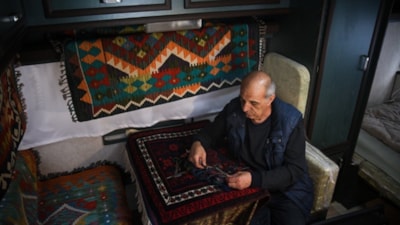 Sındırgı’daki depremler sonrası halı tamircisi karavana taşındı