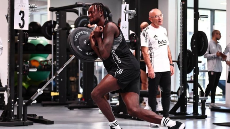 Beşiktaş günün ilk çalışmasını salonda yaptı