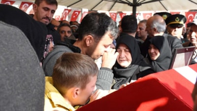 Şehit Emre Sayın son yolculuğuna uğurlandı: Babası tabutun başında gözyaşlarına boğuldu