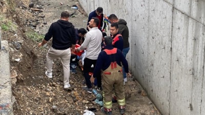 Hatay'da hafif ticari aracın çarptığı genç kadın, kanala düştü
