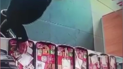 Adana'da yemek tepsisindeki cep telefonu çalındı