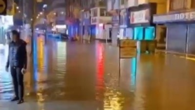 Hatay'da sağanak yağış caddeleri göle çevirdi