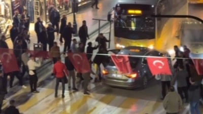 Aksaray'da alkollü sürücü dehşeti: Kaldırıma çıkıp 3 kişiyi yaralayıp, ters yola girip 5 araca çarptı