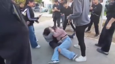 İzmir'de öğrenciler birbirine girdi: Arkadaşları ayırmak yerine kayda aldı