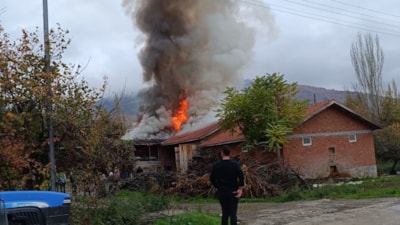 Amasya'da tek katlı ev alevlere teslim oldu: 300 bin liralık birikimleri yandı