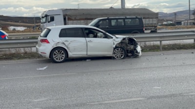 Çorum'da tırın otomobili sıkıştırdığı kaza anı kamerada
