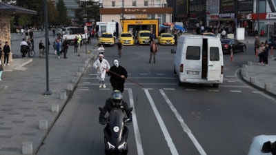 Düzce'de aşırı hız yapan motosikletlileri kostümle kovaladılar