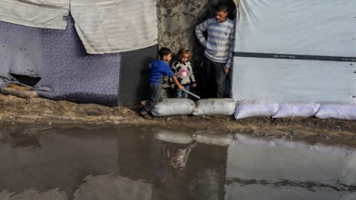 Gazze'de etkili olan yağmur çadırları vurdu: Gazzeli babanın feryadı yürekleri yaktı