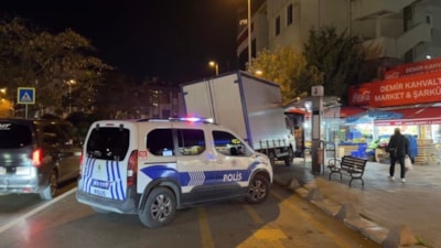 Ataşehir’de kamyonet durağa daldı