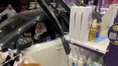 Diyarbakır'da otomobil, mağazaya daldı