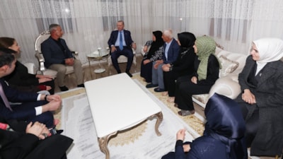 Cumhurbaşkanı Erdoğan, evlerini teslim alan depremzede aileyi ziyaret etti