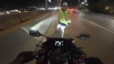 İstanbul'da kazaya müdahale eden trafik polisine motosiklet çarptı