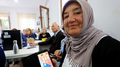 Antalya'da dolandırıcıların hedef kitlesi 60 yaş üzerine akıllı telefon kullanımı eğitimi