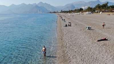 Doğu illerinde kar yağışı devam ederken Antalya'da sahillerde yoğunluk yaşanıyor