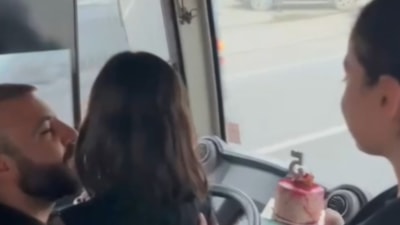 Sakarya'da halk otobüsü şoförü babaya, sefer sırasında sürpriz