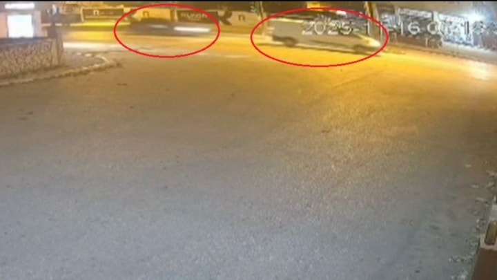 Bursa'da otomobilin minibüse çarptığı kaza kamerada: 3 yaralı