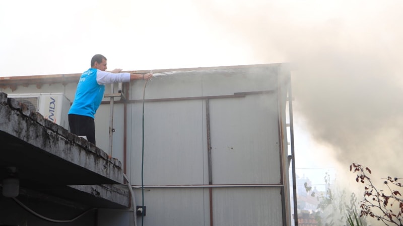 Antalya'da evde çıkan yangında yaşlı çift mahsur kaldı