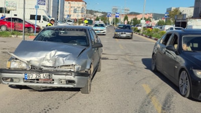 Bartın’da feci kaza: 2 otomobil kavşakta çarpıştı