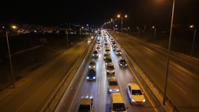 Ara tatil bitince dönüş yolculukları başladı: 43 ilin geçiş noktasında trafik kilitlendi