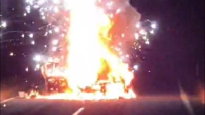 Şanlıurfa'da alev alan otomobil bomba gibi patladı