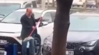 Batman'da sağanak yağmur altında arabasını yıkadı