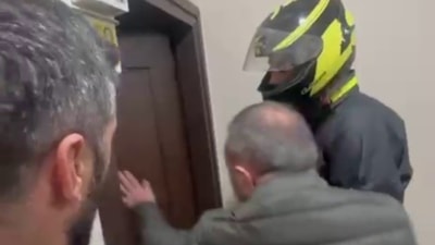 Hatay'da 77 yıl hapis cezasıyla aranıyordu: Kurye kılığındaki polise yakalandı