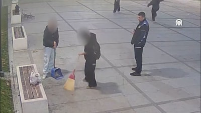 Bursa'da zabıta ekipleri çekirdekleri yere atan gençlere temizlik yaptırdı