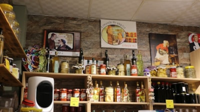 Eskişehir'de karşılıklı turşu dükkanı işleten çiftin hikayesi akıllara 'Neşeli Günler'i getirdi