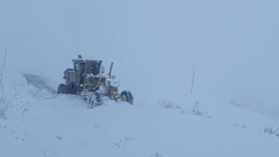 Hakkari'de kar köy yollarını kapattı